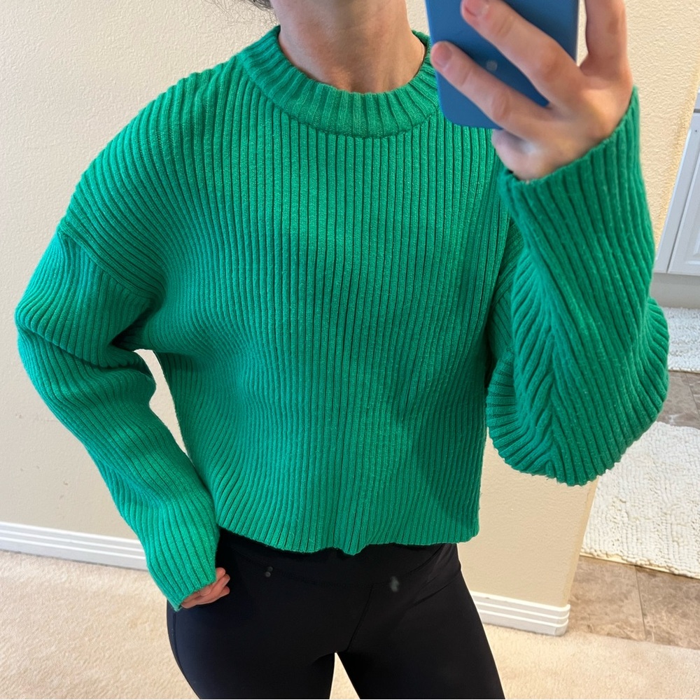 Emerald Green Crew Neck Sweater with Ribbed Texture